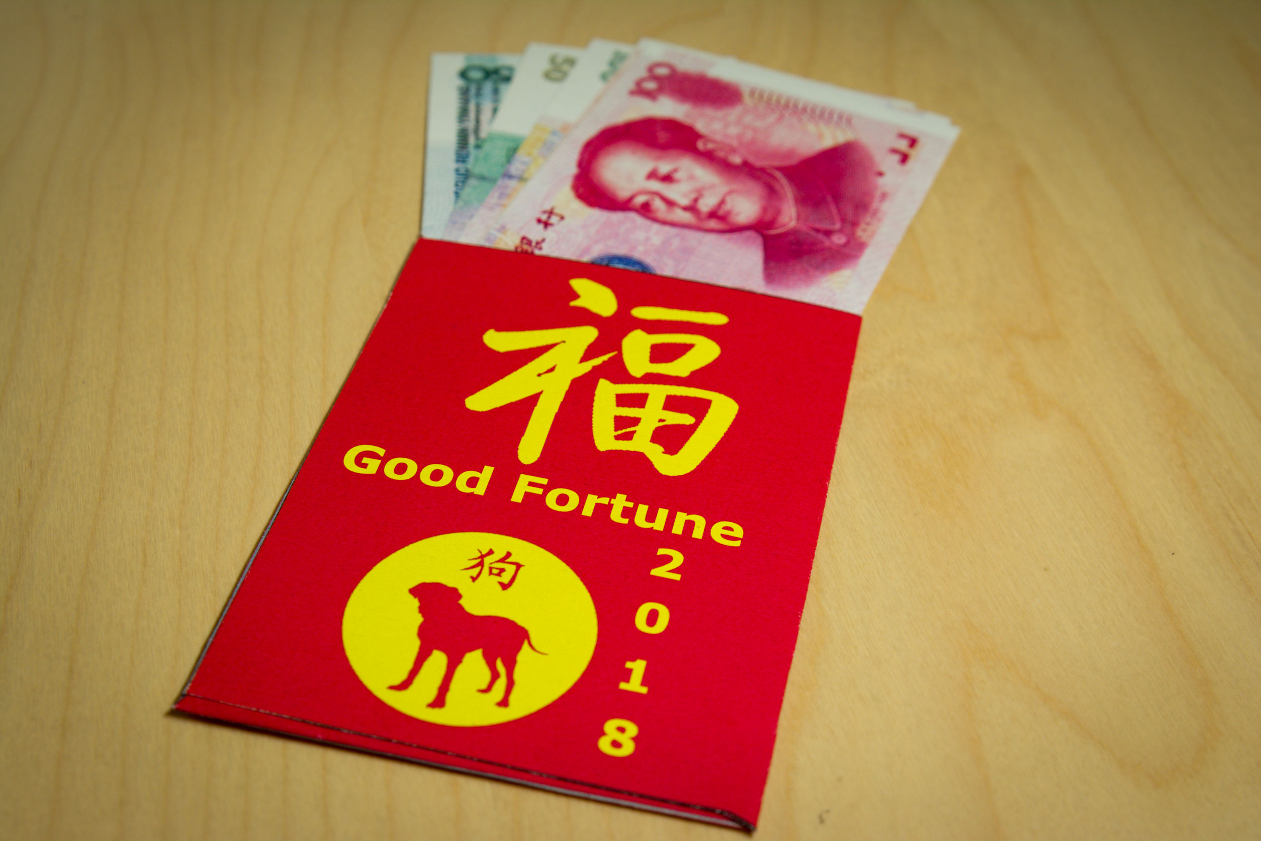 Красный конверт в Китае. Красные конверты в Китае на новый год. Красный конвертик и деньги китайский новый год картинки.